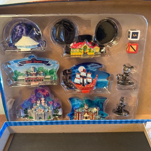 Disney’s Magic Kingdom Board Game - Picture 4 of 8